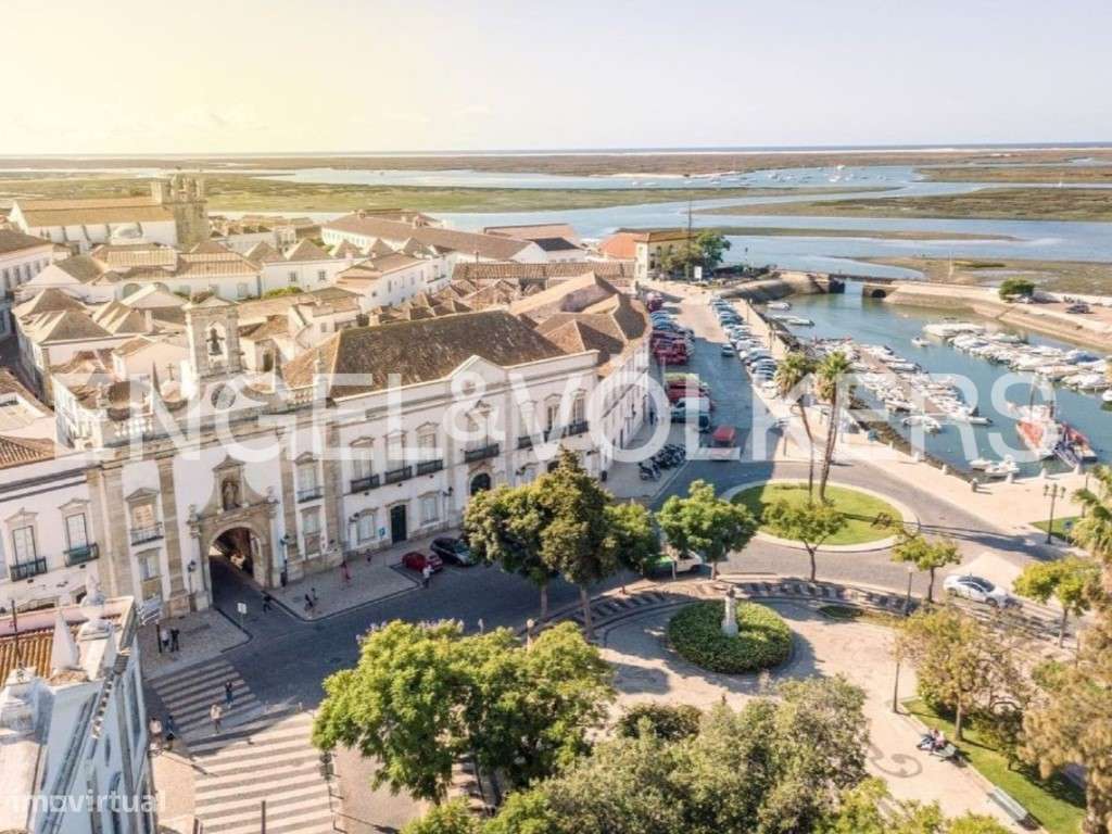 Andar de Moradia T3 Remodelado com Pátio em Faro-23