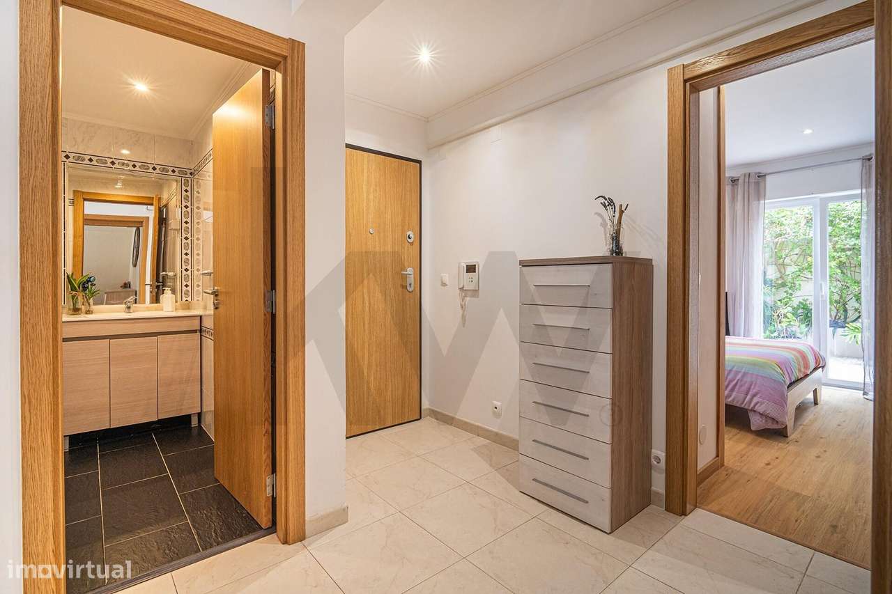 Apartamento T2 em Paço de Arcos: Conforto Exclusivo com Pátio Privativ-17
