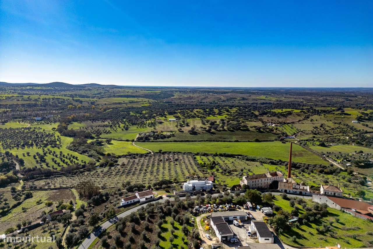 Moradia T5 com Piscina – Um Refúgio de Tranquilidade no Coração do Ale - Grande imagem: 2/6