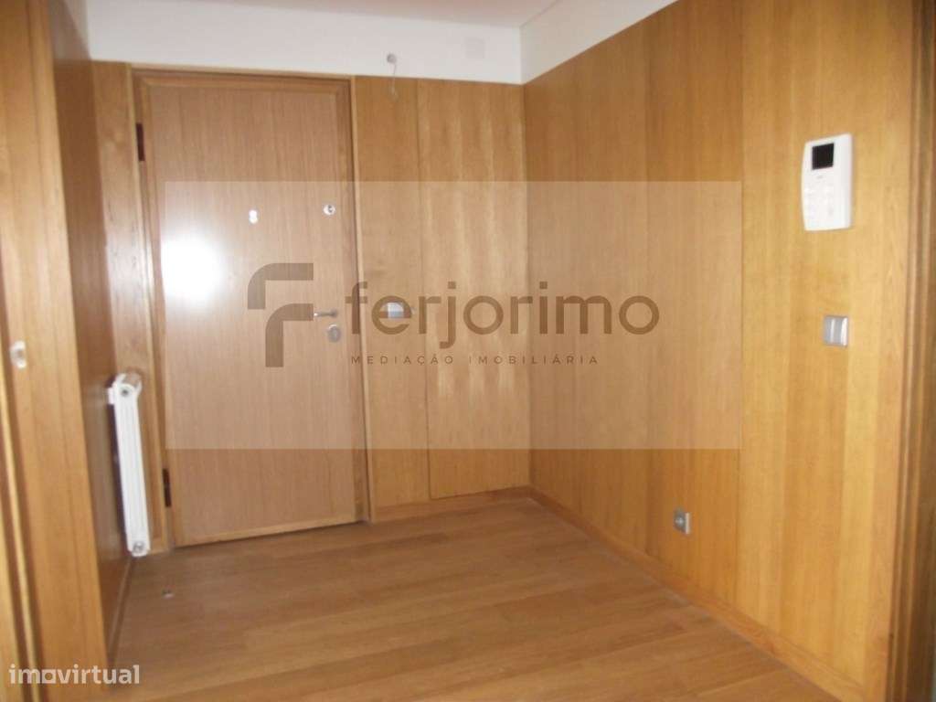 T3 ULTIMO ANDAR. ARCELA / AZUREM 

 COM MOVEIS DE COZINHA : 

C... - Grande imagem: 4/18