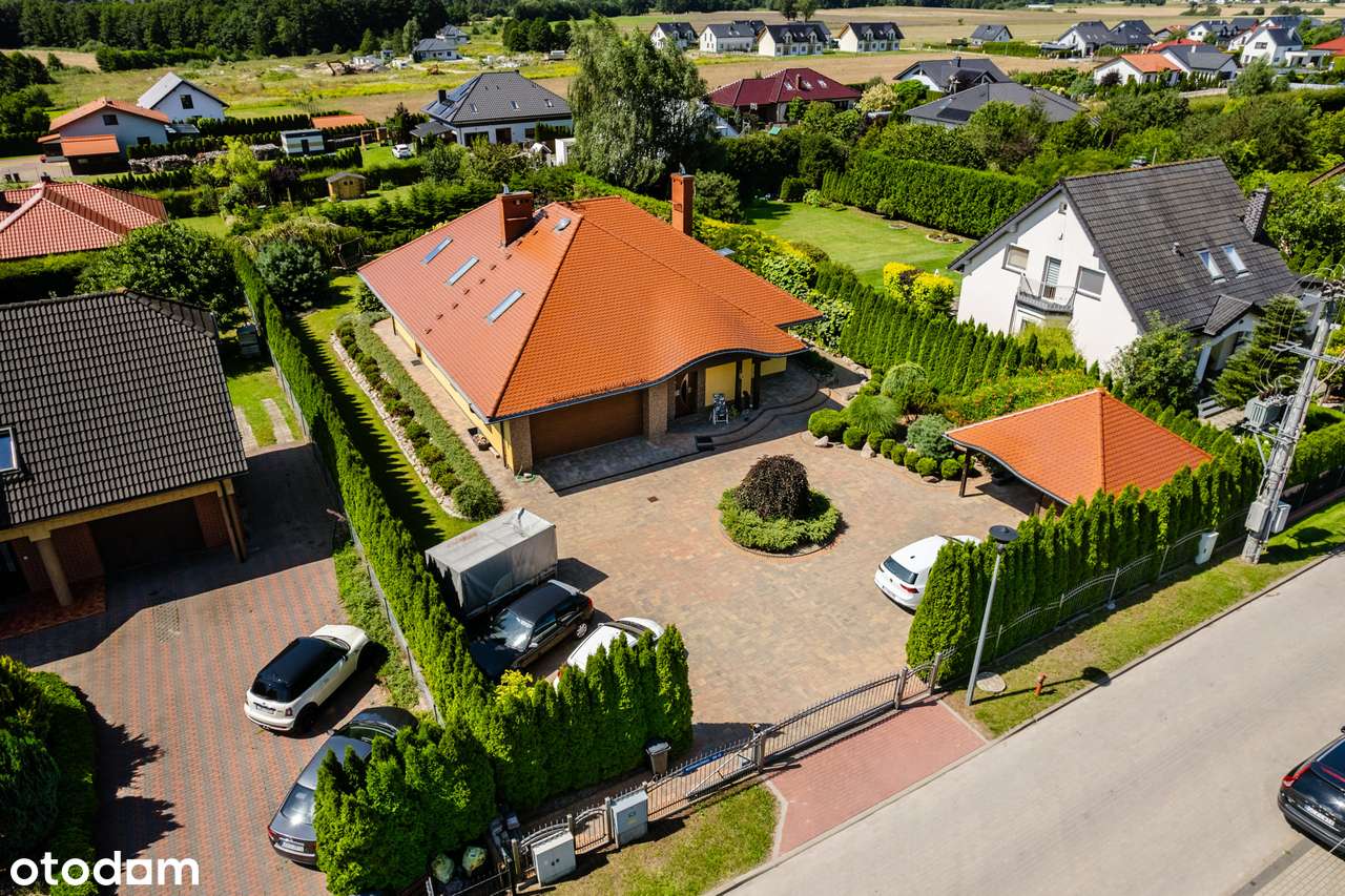 Wolnostojący dom z użytkowym poddaszem i ogrodem-0