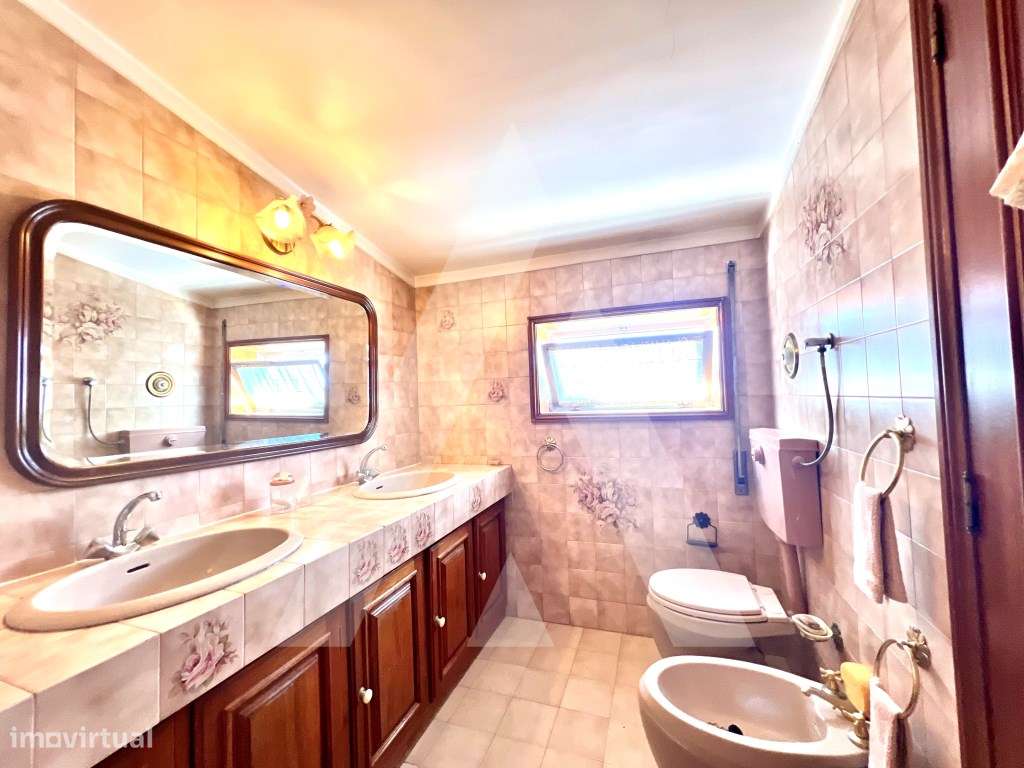 Apartamento T4 Duplex no centro de São João da Madeira-35