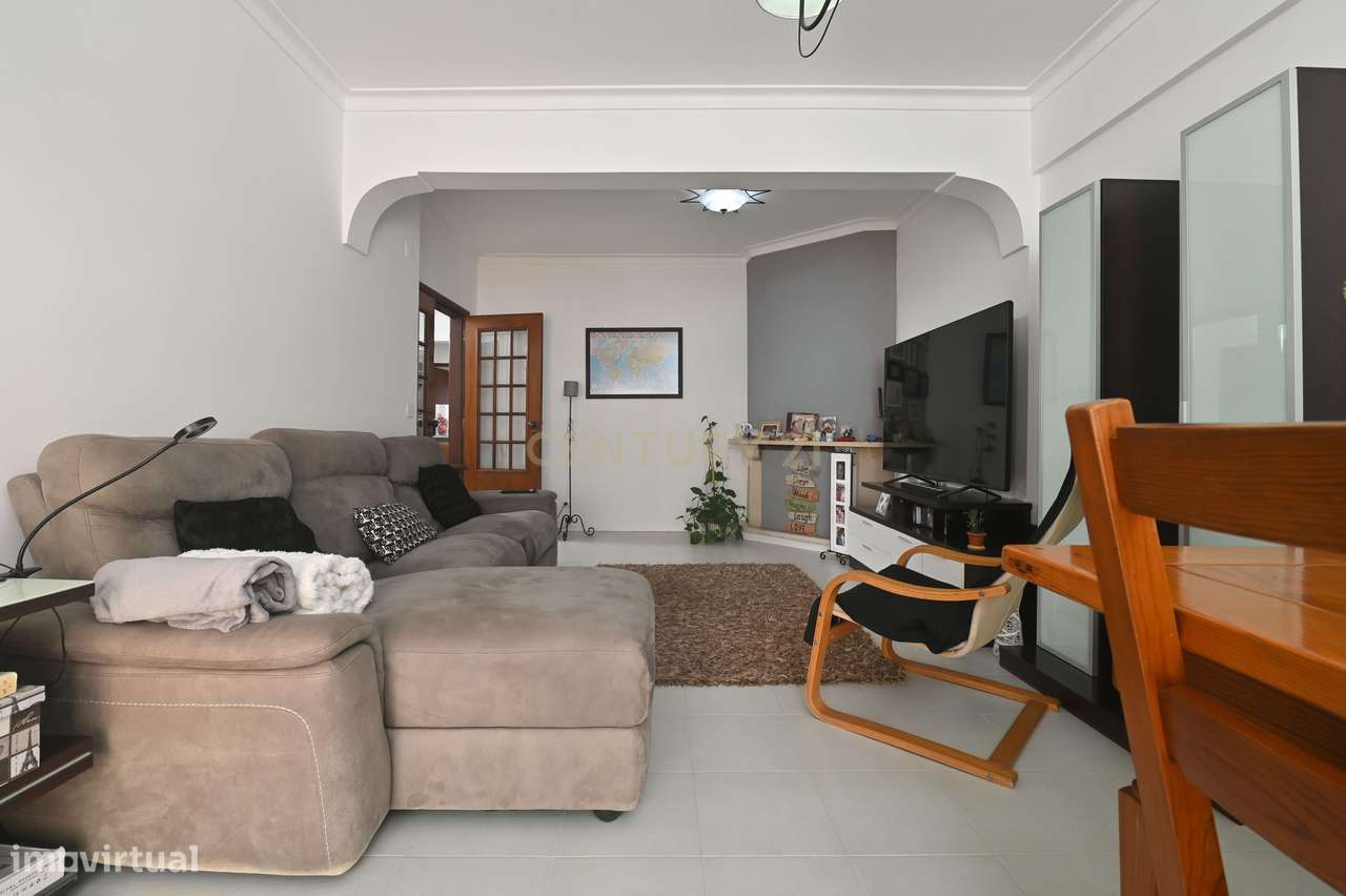 Apartamento T3 semi-remodelado, luminoso e pronto a habitar, na Rincho-5