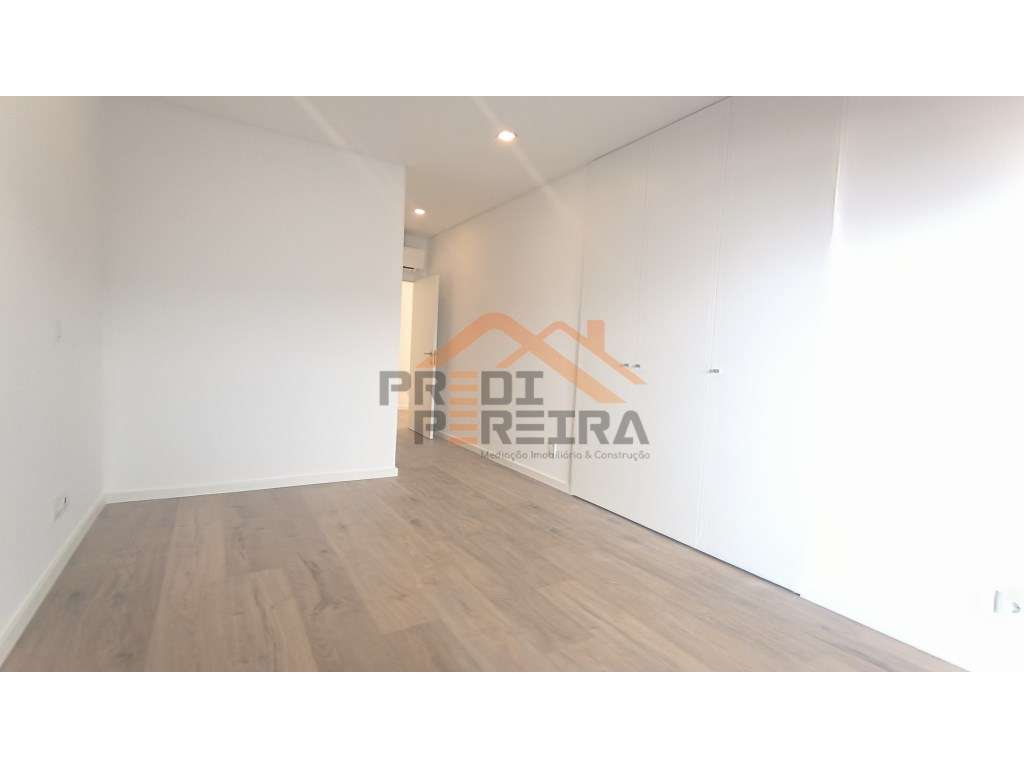 Apartamento T3, com varanda e parqueamento para duas viaturas, situ...-28