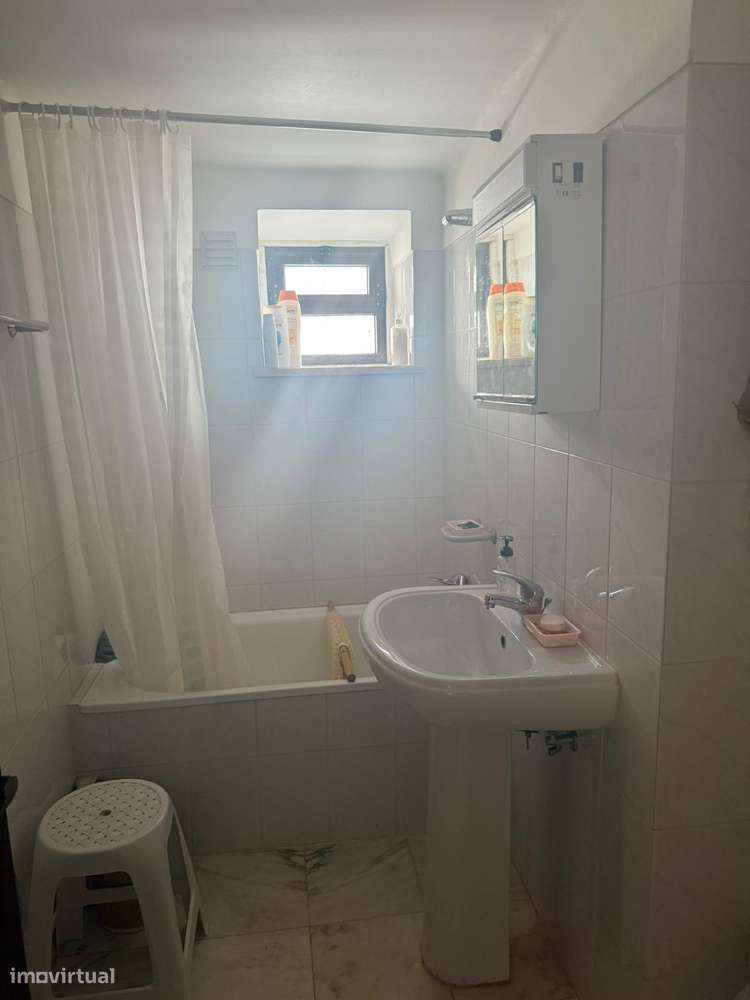 Moradia antiga com terreno, furo de agua e painéis solares aquecimento-12