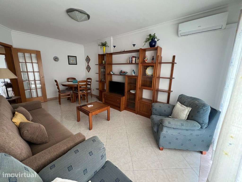 Apartamento T2 amplo com vista mar, a apenas 2 minutos da praia e 5... - Grande imagem: 4/17