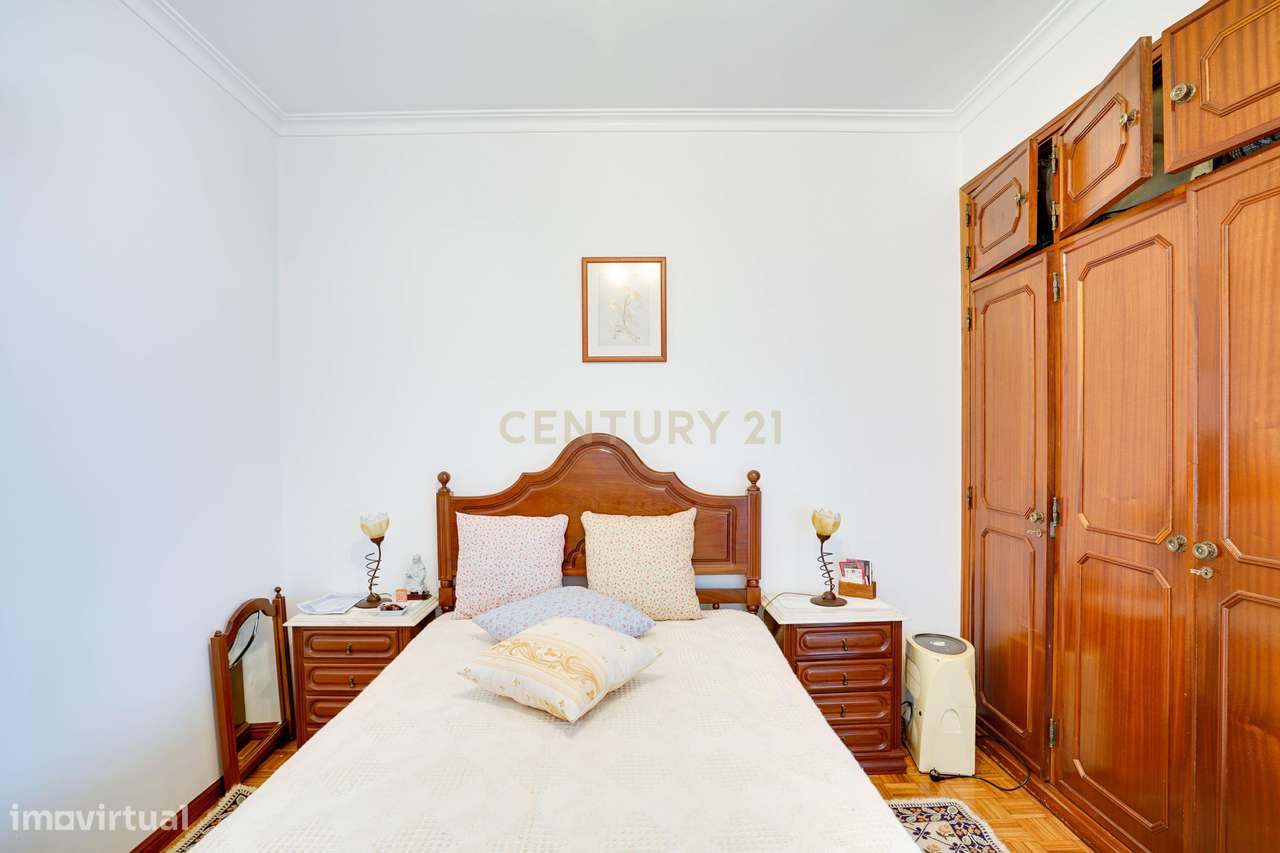 APARTAMENTO T3 COM GARAGEM E ARRECADAÇÃO - CASAL DO CHAPIM - ODIVELAS-16