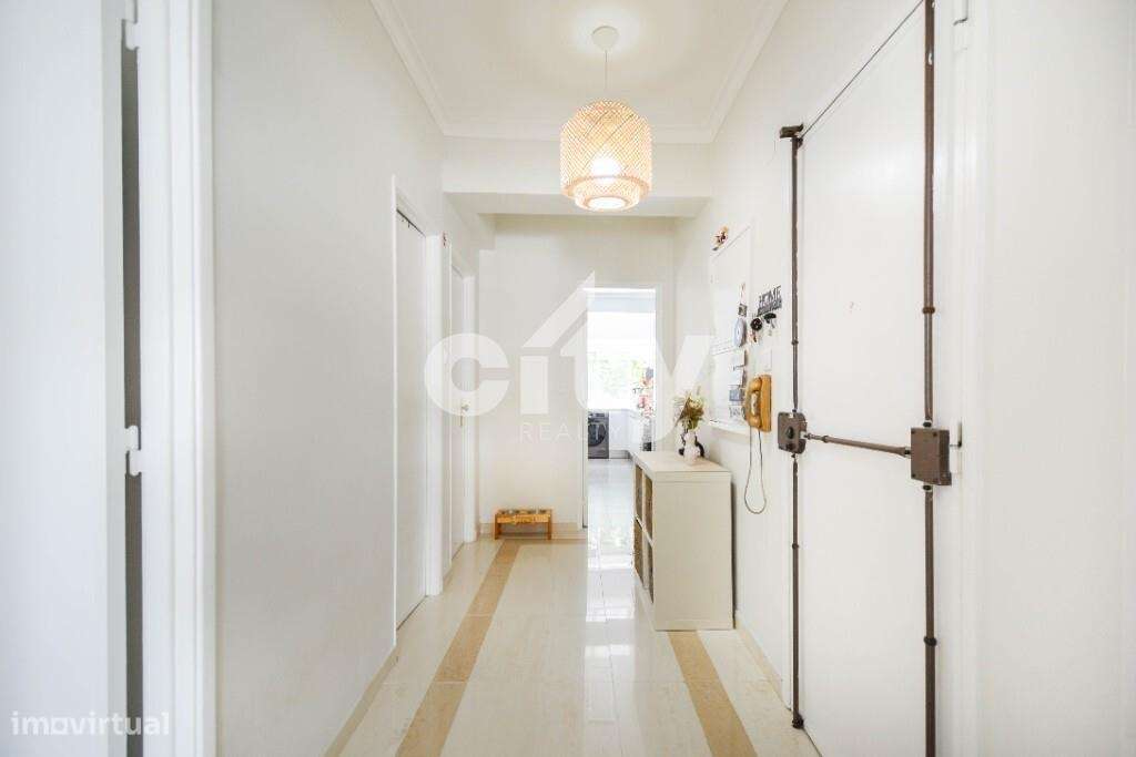 Apartamento T3 localizado em zona central de Massamá junto à Escola Se-5