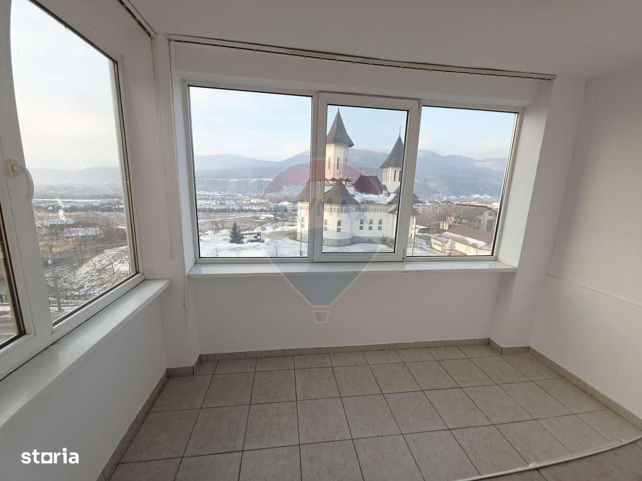 Apartament cu 2 camere de vânzare în zona 1 Mai-5