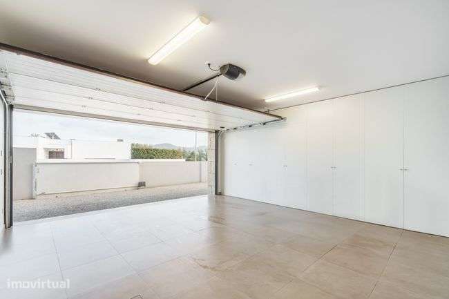 Exclusiva Moradia Individual Moderna e Luxuosa-9