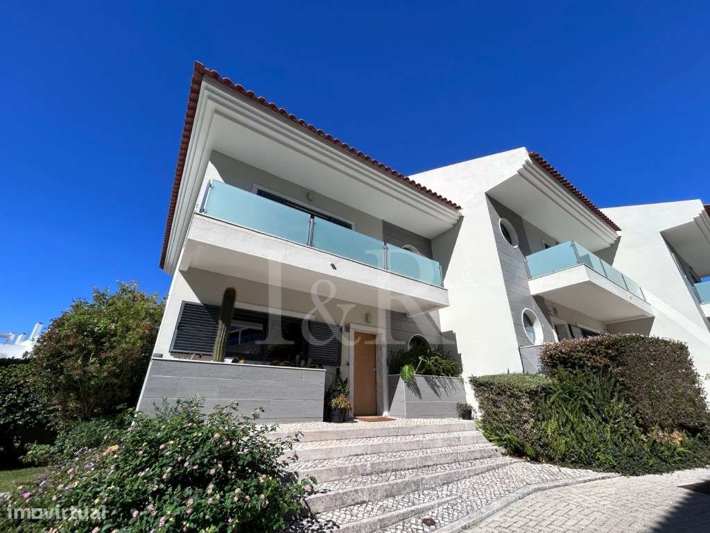Moradia T3 renovada em condomínio com piscina no Estoril-47