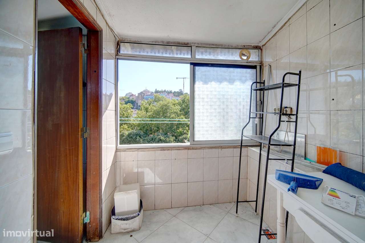 T1 para remodelar com pequeno terraço Alcântara-5