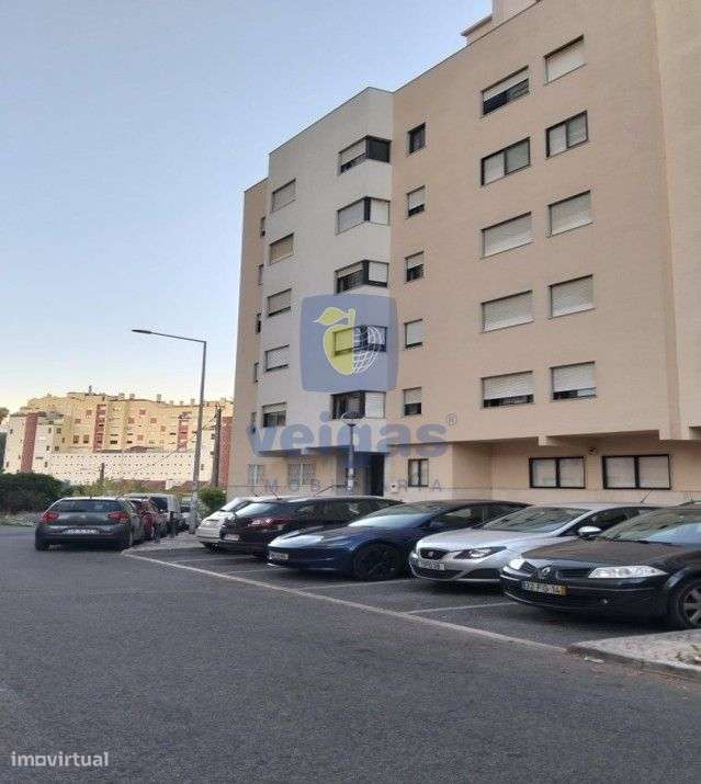 Fantástico T2 Renovado, na Av. da Liberdade – Monte Abraão-16