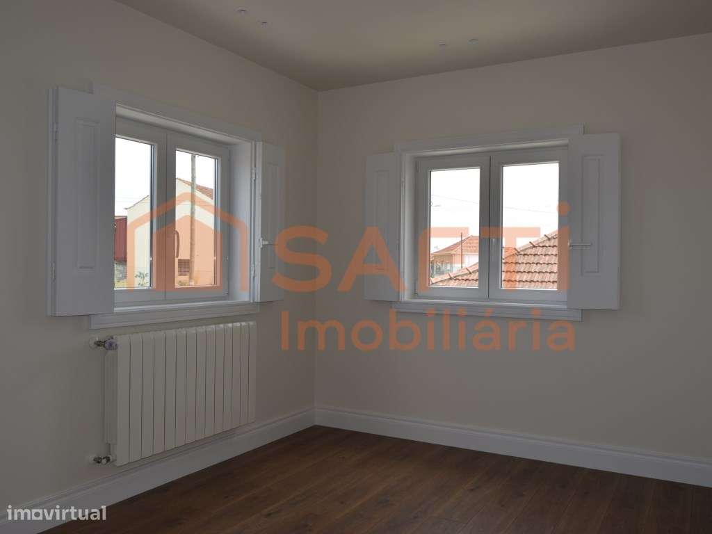 FANTÁSTICA MORADIA RECUPERADA EM ESTADO NOVO, COM GARAGEM, ANEXO HA... - Grande imagem: 3/55