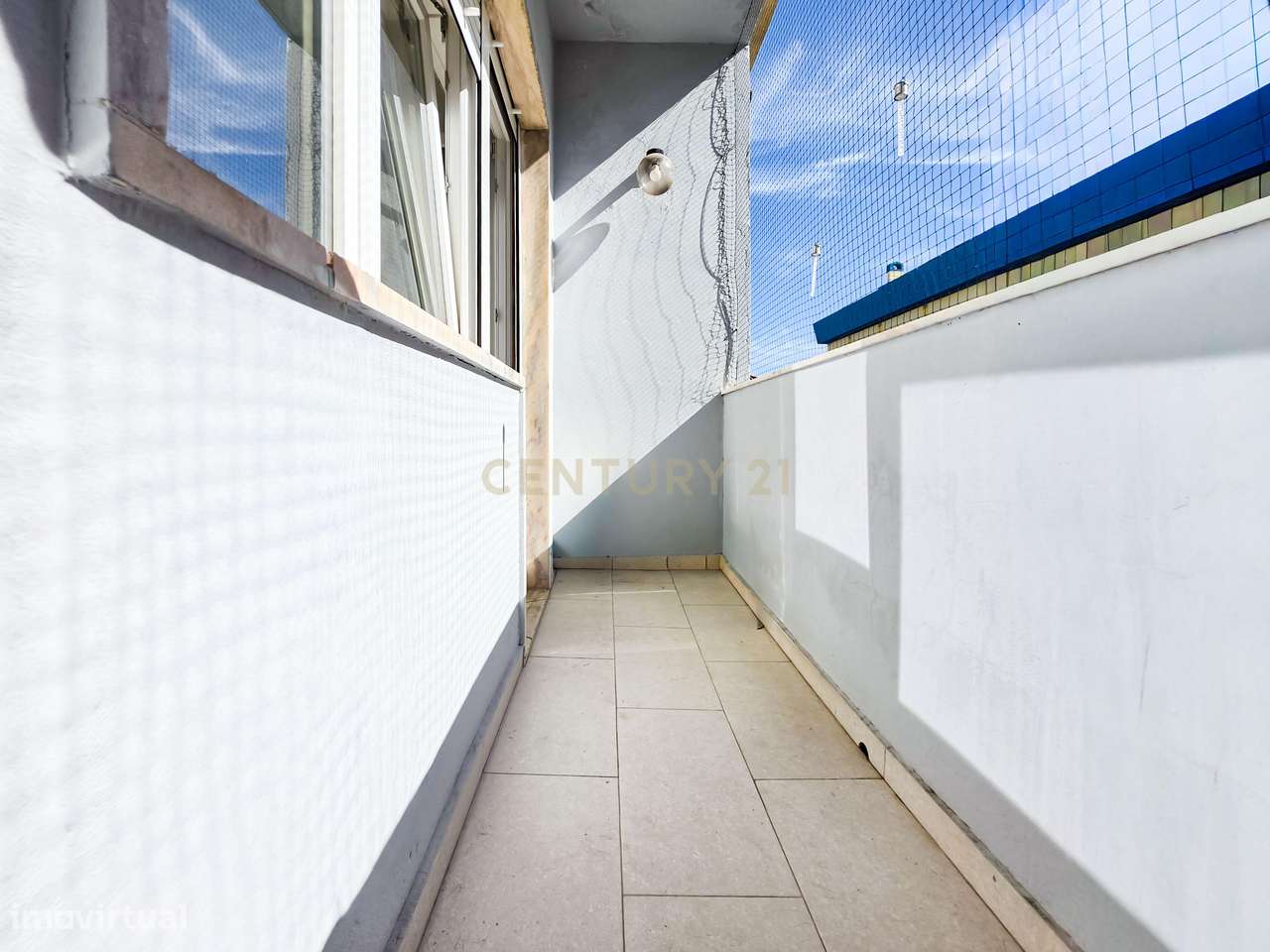 Apartamento Renovado com três Frentes em Verderena, Barreiro-16