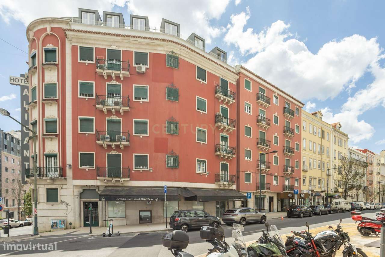 Apartamento T2 para remodelação nas Picoas -Lisboa-17