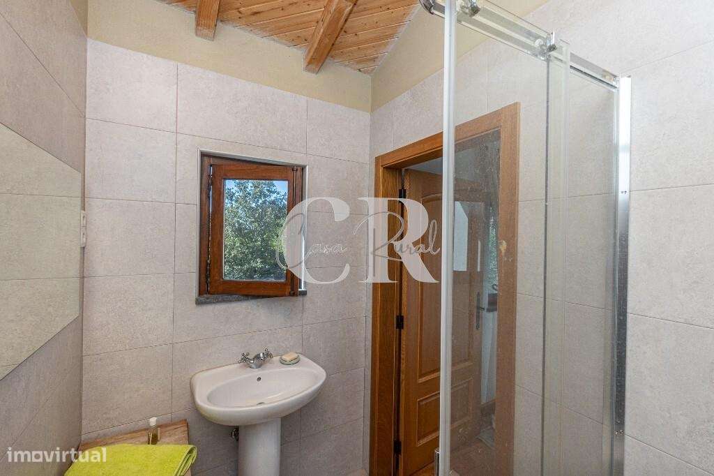 Fantástica moradia isolada em pedra com 3 quartos, varanda, pátio, ter-18