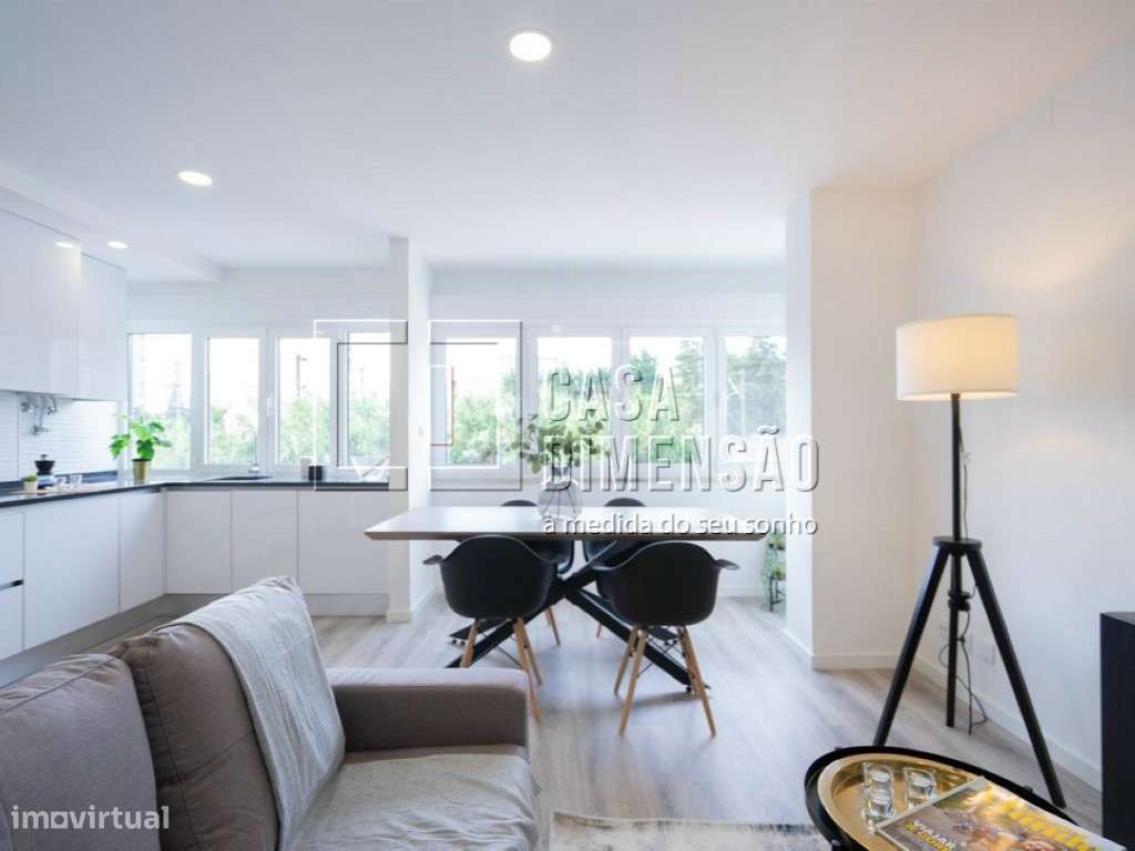 Apartamento de tipologia T3 com varandas em Benfica!!-7