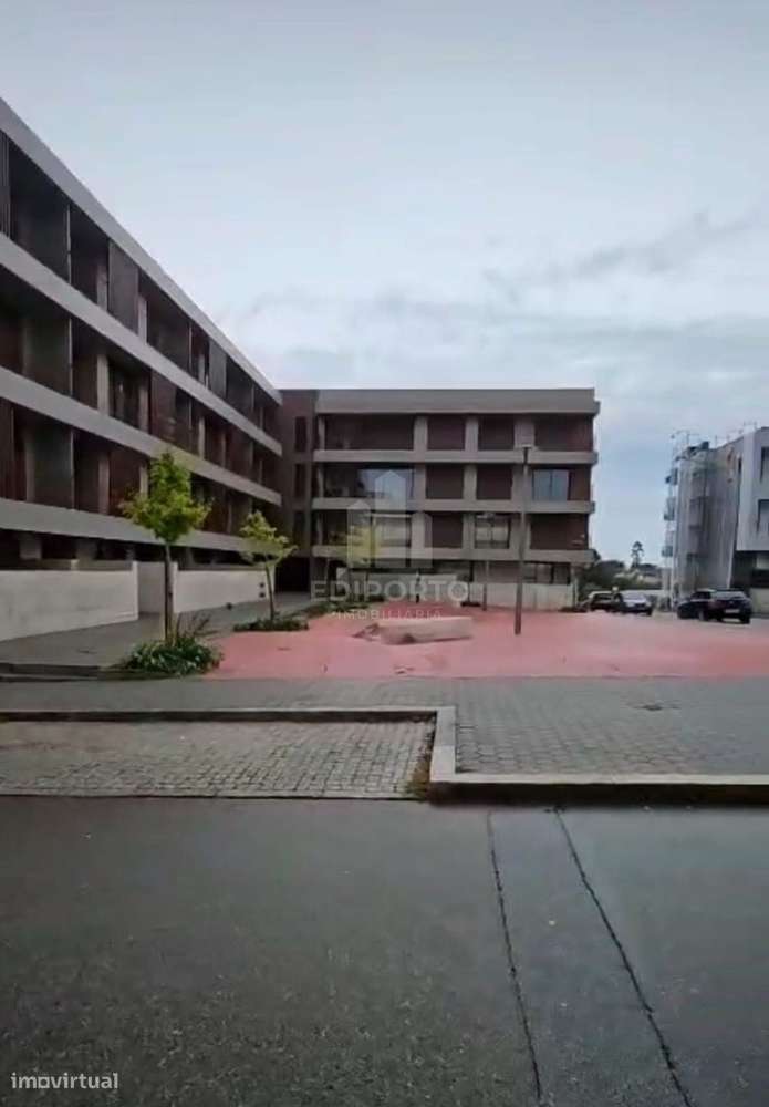 Apartamento  T2 e garagem fechada para 2 carros com áreas amplas e lum-6