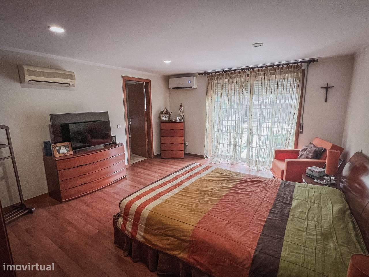 Moradia T4 no Centro de Santo Tirso com Terraço e Jardim-10