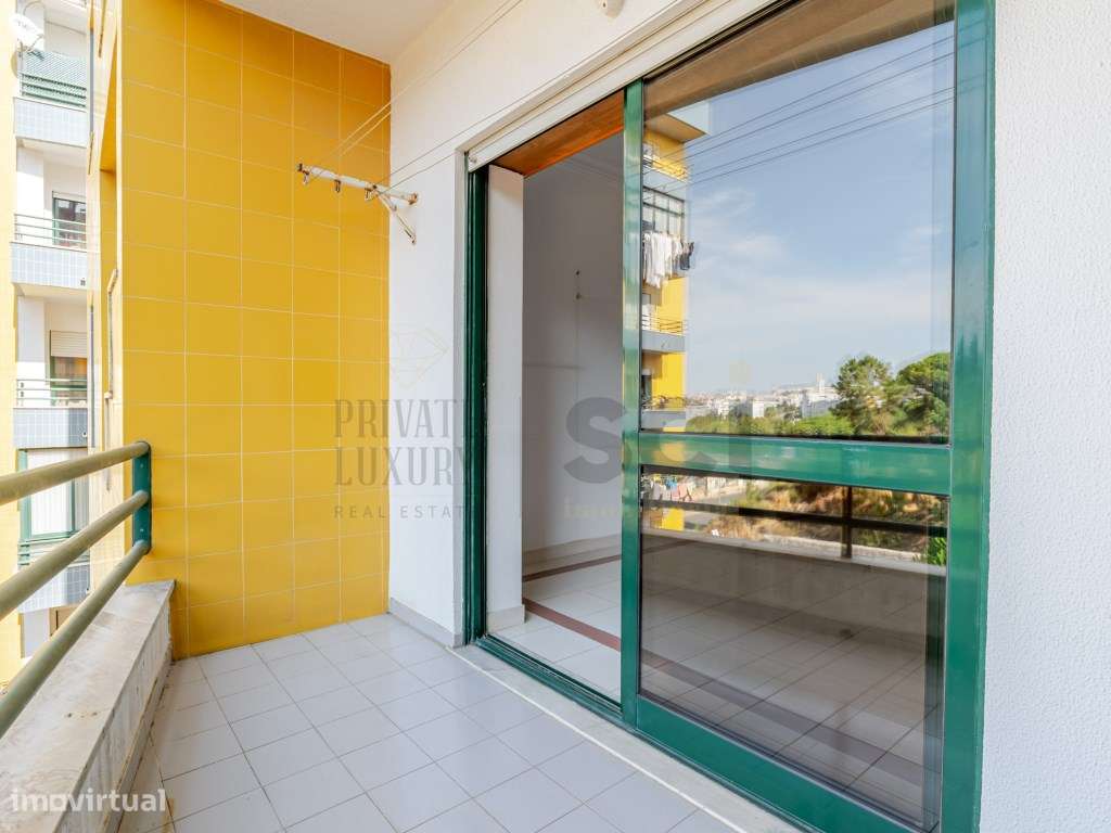 Apartamento T3 Parque da Paz Almada Arrecadação e Varandas-11