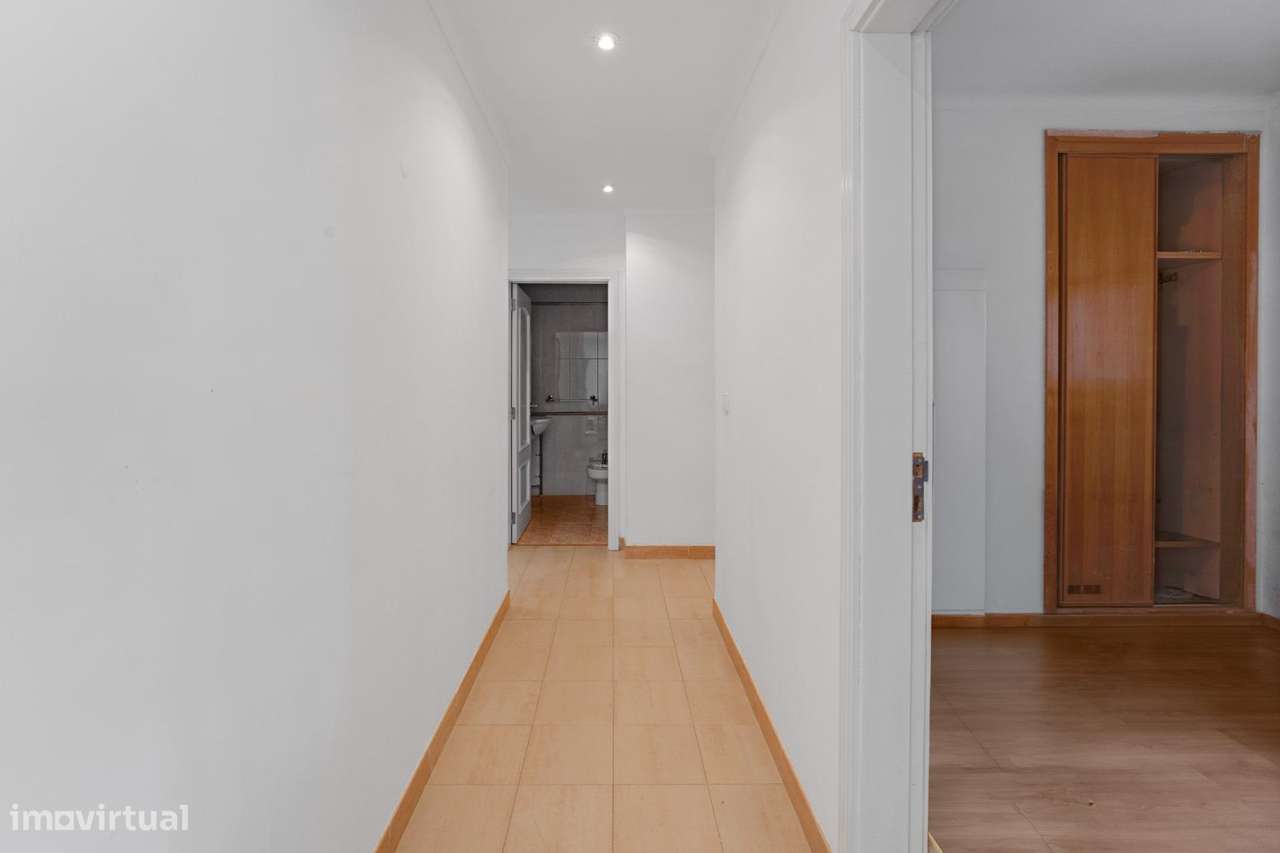 Moradia T4+1 com piscina e jardim, no Murganhal, Caxias-26