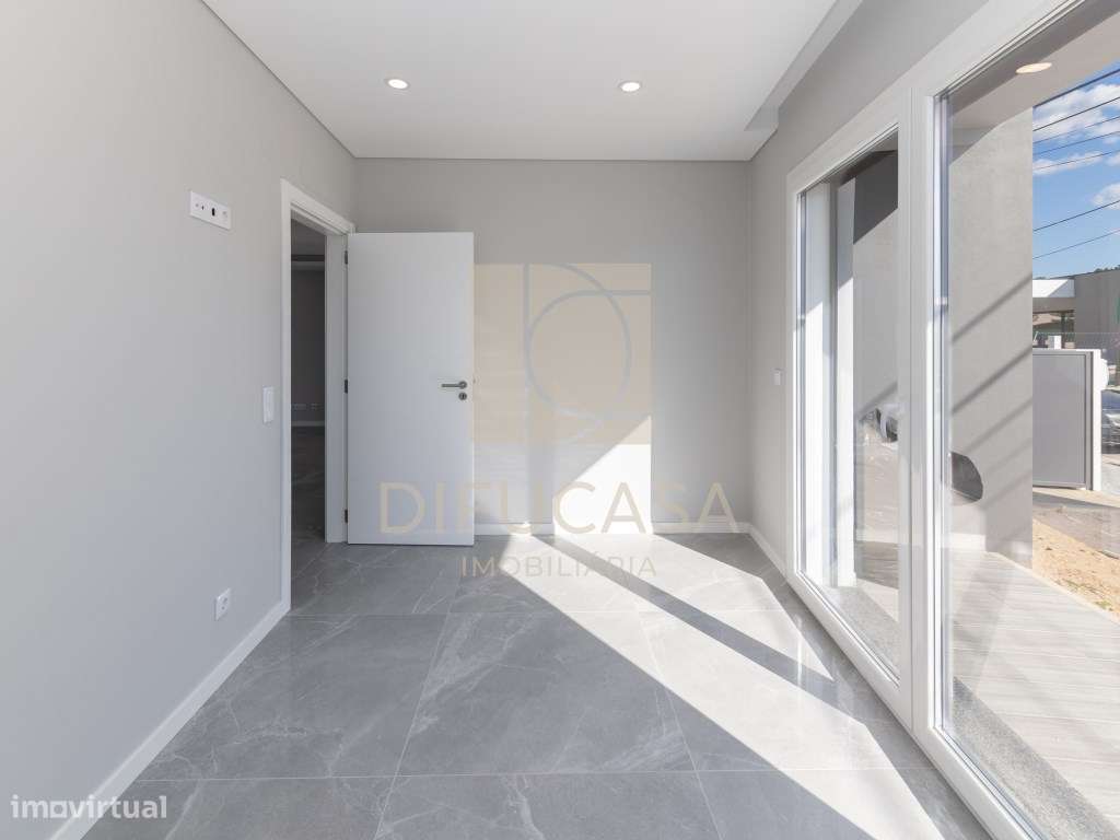 R300 Moradia T3+ 1 (sala de 40m2 localizada centro Fernão Ferro)-18