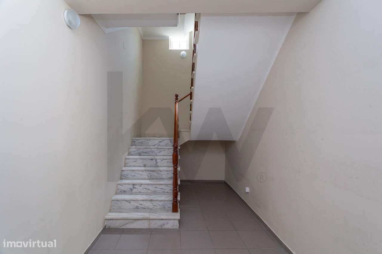 Moradia Isolada | 5 Quartos, Jardim, Garagem para 4 Carros-51