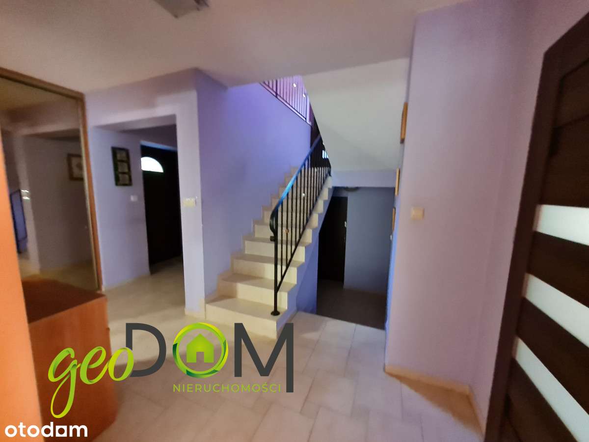 Przestronny dom o ciekawej bryle na dużej działce.-9