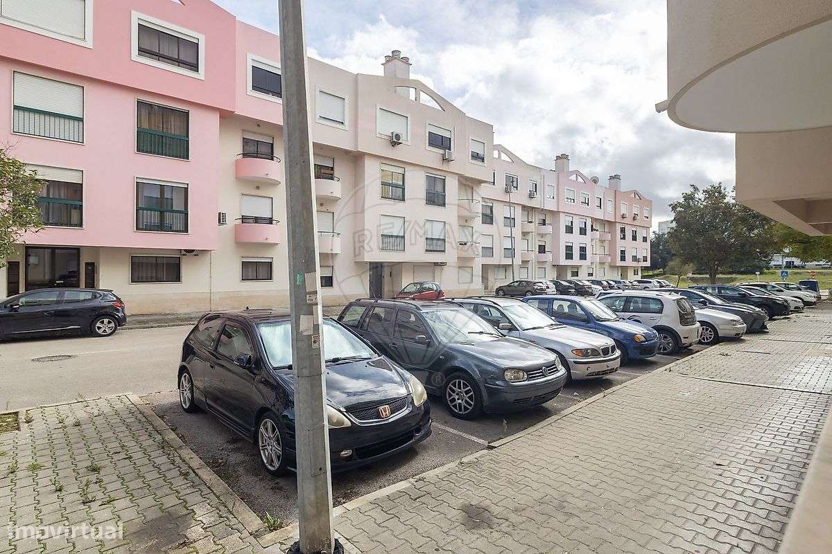 Apartamento T2 com Arrecadação em Paio Pires-38