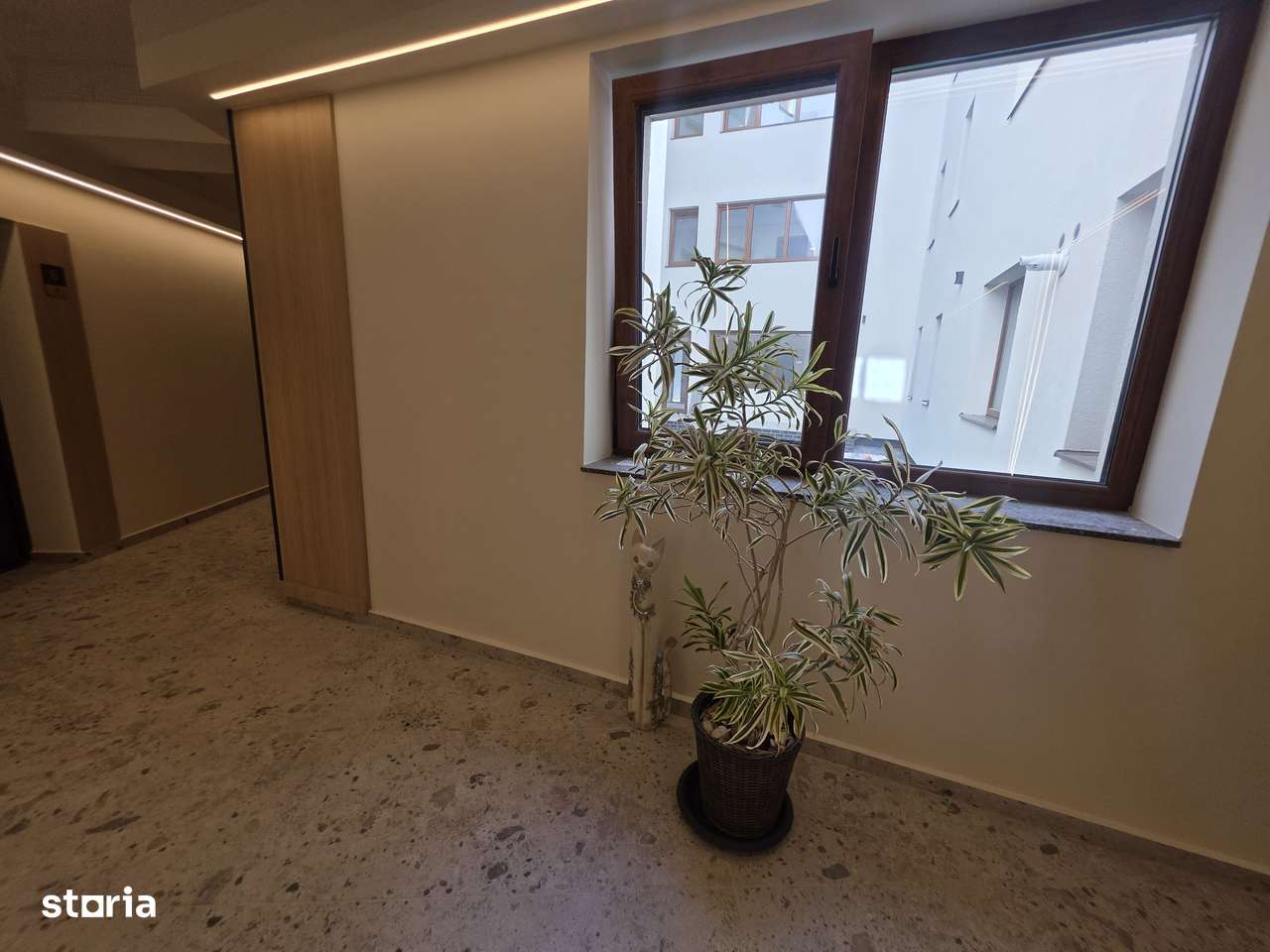 Vand apartament 2 camere cu gradina generoasa 190 mp zona Tractorul-1