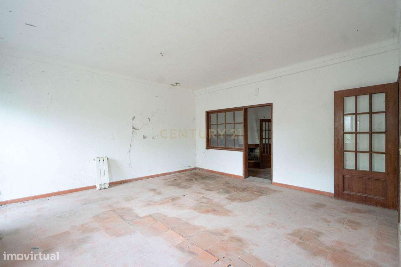 Moradia de dois pisos de tipologia T4 com terreno-4