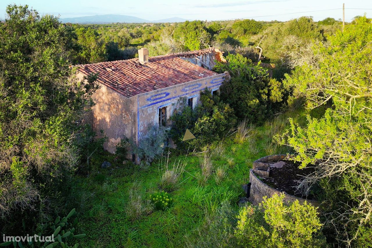 Terreno rustico com dois ruinas e  56.080 m2 situado na zona de Lagos,