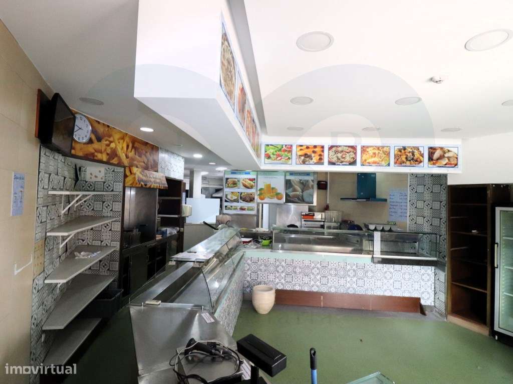 Churrasqueira equipada e pronta a funcionar. - Grande imagem: 3/8