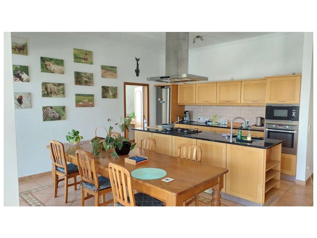 Moradia térrea, individual T4 com piscina e jacuzzi, zona Coimbrão-8