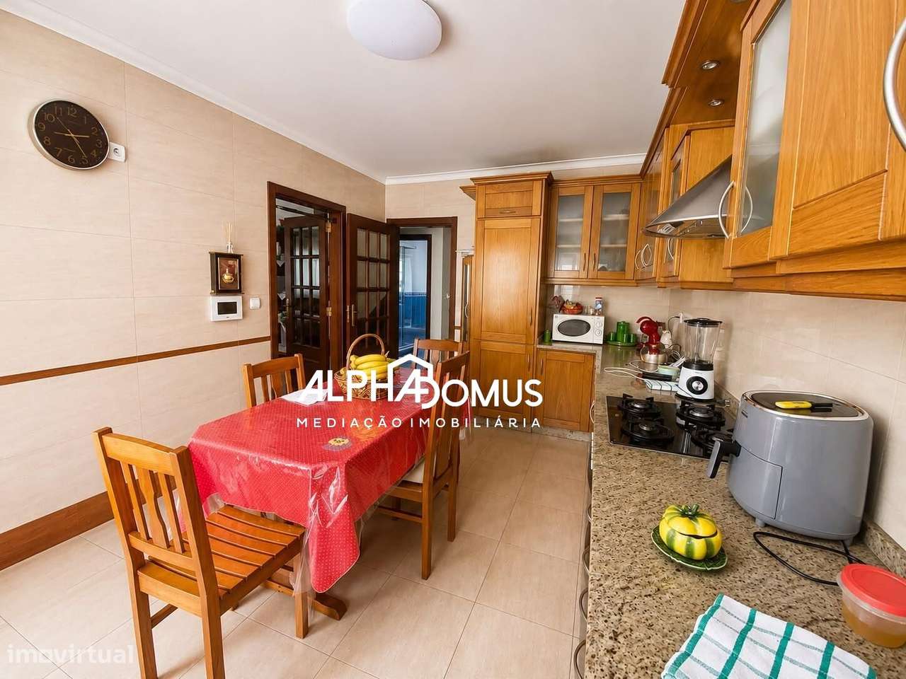 Moradia T4 com Suite, Sotão, Garagem e Espaço Exterior em Valença-32