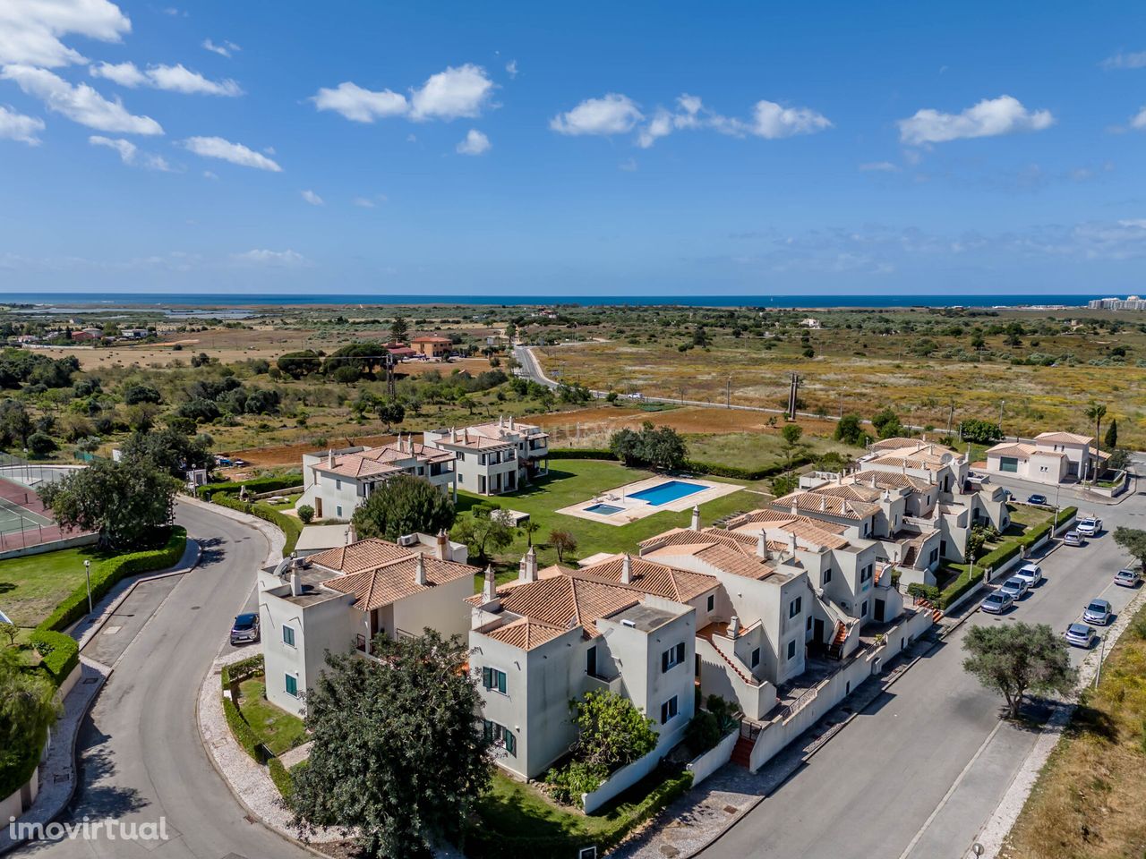 Apartamento com 2 Quartos, piscina e a 2 Km da Praia Grande.