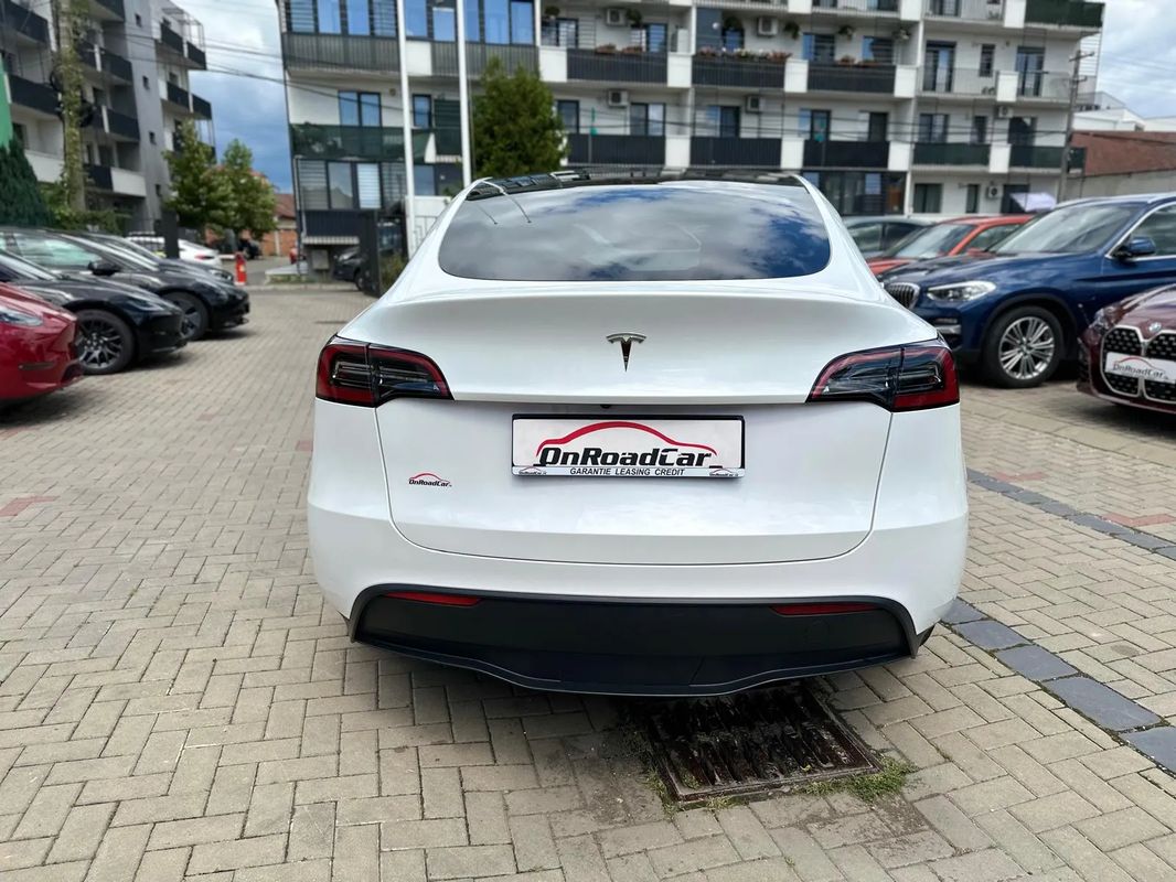 Tesla Model Y Long Range Dual Motor AWD - 16