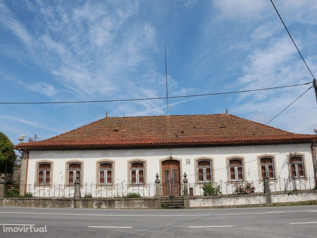 Moradia isolada inserida em terreno d...