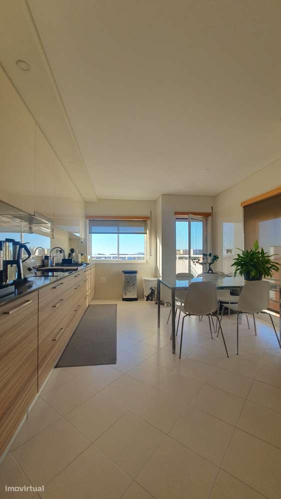 T2 Remodelado Box 2 carros Terraço Orientação Solar Sul - Grande imagem: 5/25