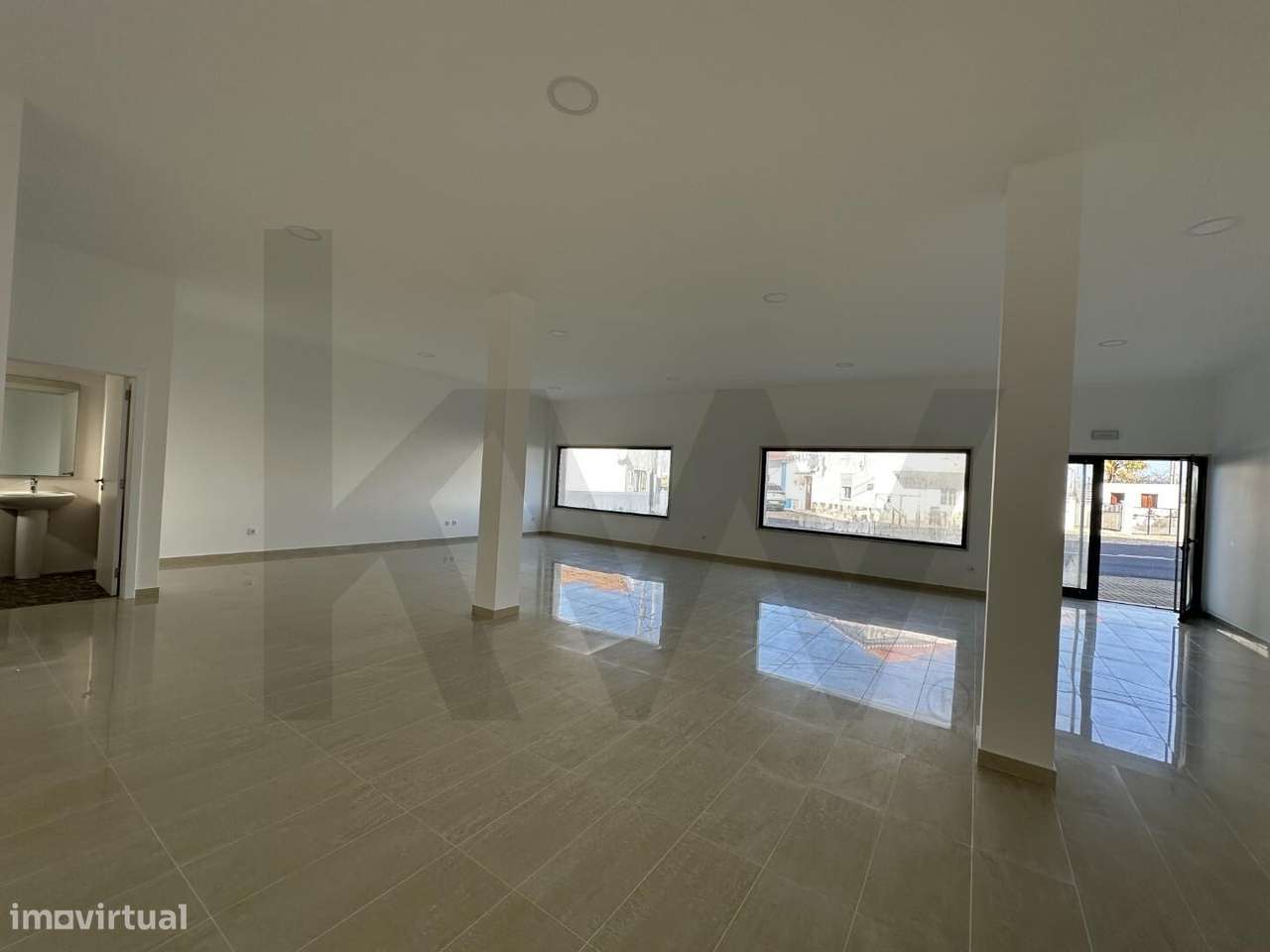 Loja com 111m2 na Carvoeira-9
