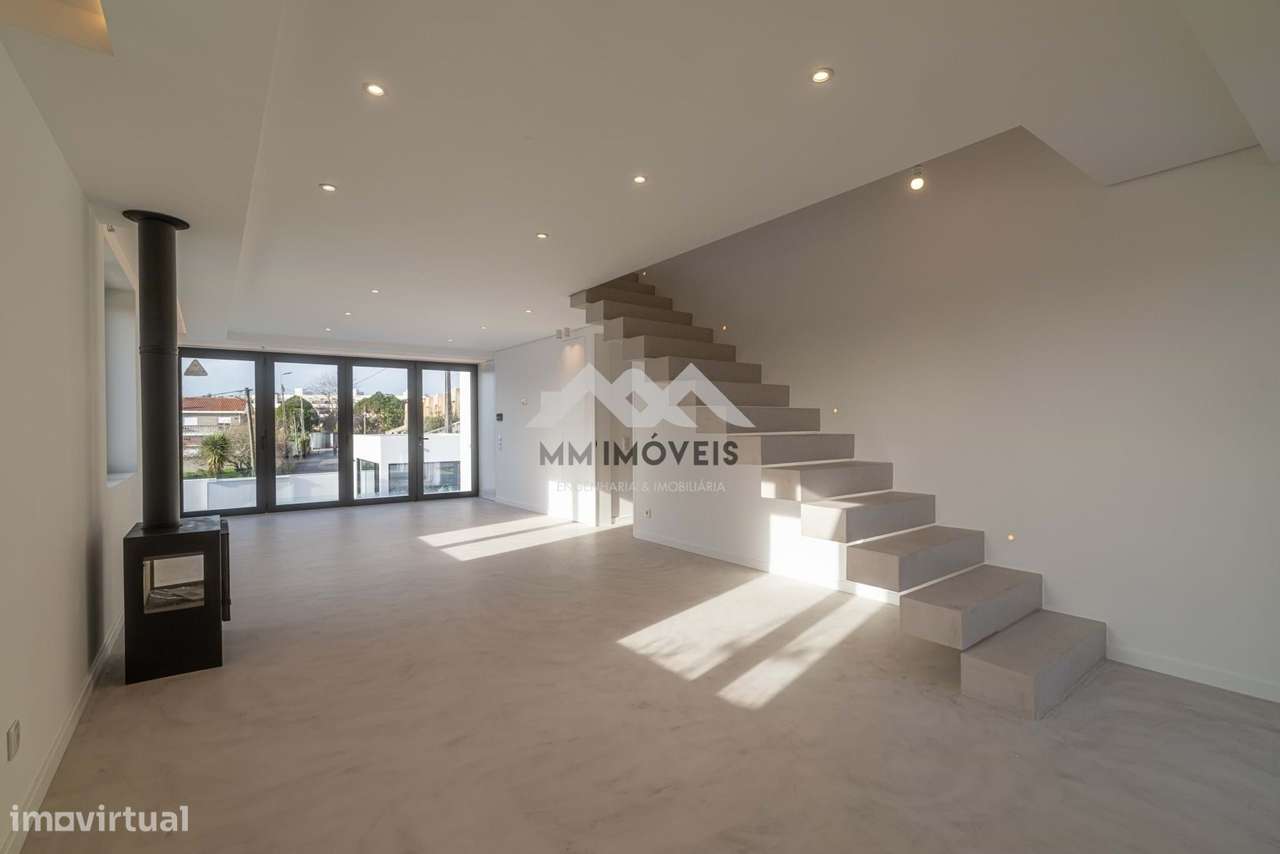 Moradia T3+1 | NOVA | Piscina | Francelos | 4 Frentes | Box | Praia-13