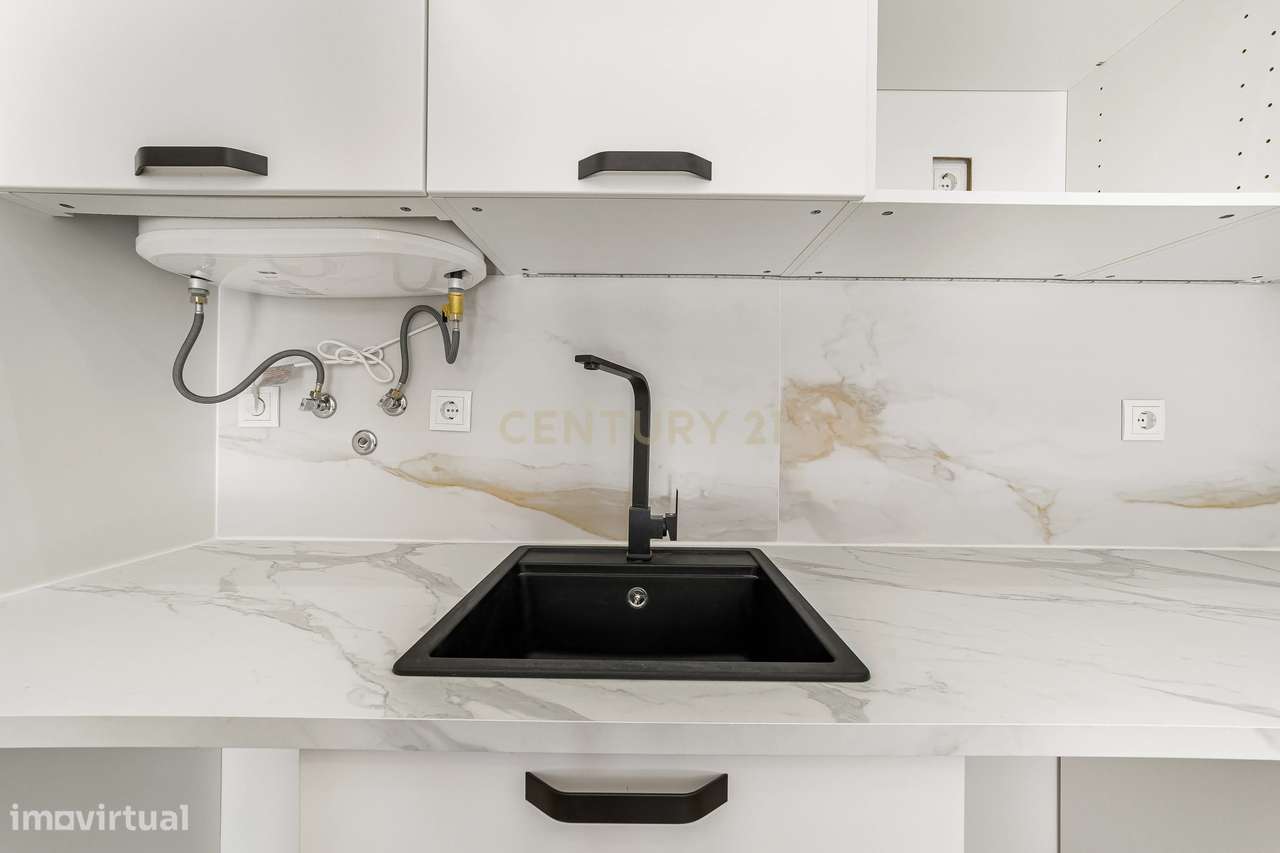 Prédio Totalmente Renovado com 2 apartamentos T1 e espaço exterior no-27