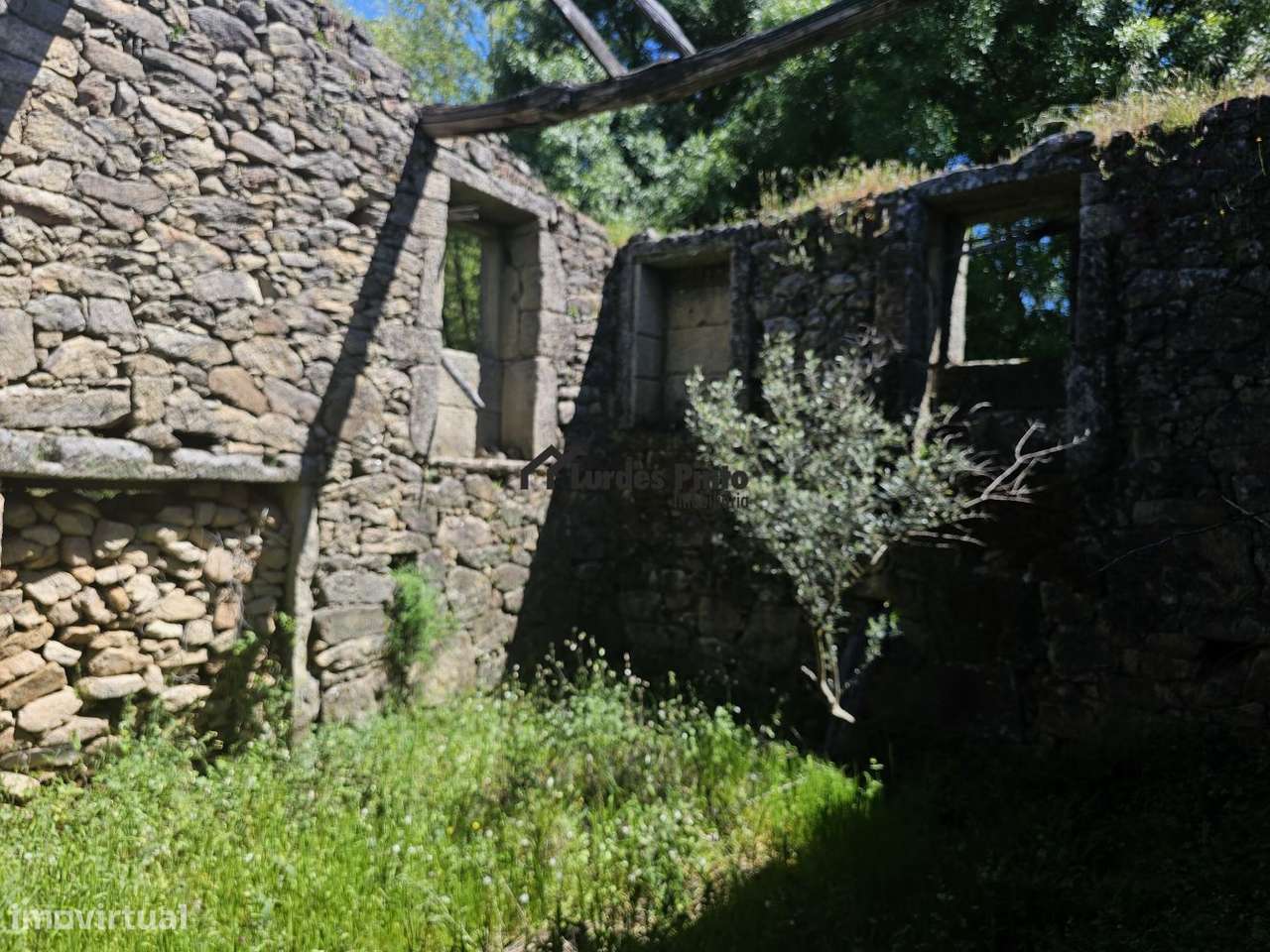 Quinta com construção em pedra perto do rio-3