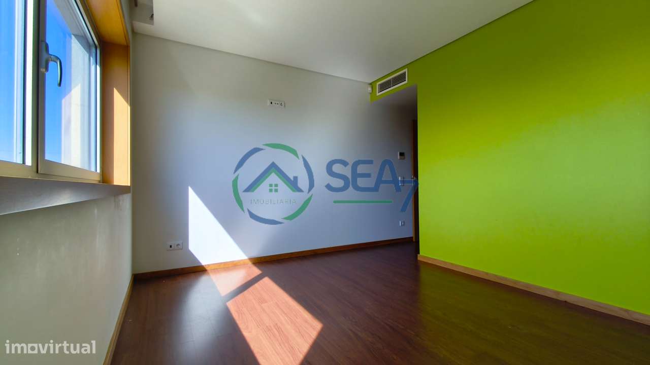 Moradia T6 com grande terreno, Meadela-33