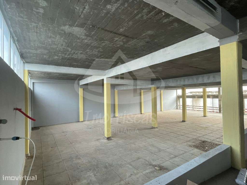 Armazém com área bruta de 1.750 m², em remodelação total no Prior V... - Grande imagem: 4/19