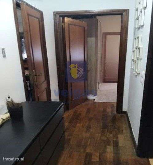 Fantástico T2 Renovado, na Av. da Liberdade – Monte Abraão-15