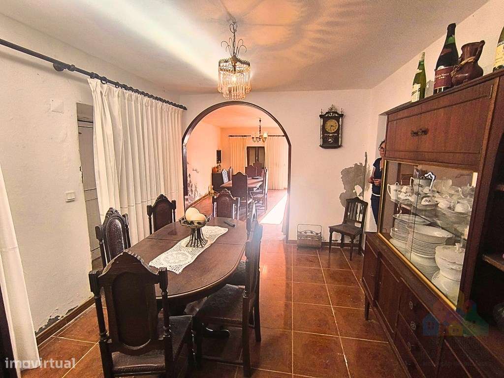 Moradia térrea com terreno junto aos acessos da A13-3