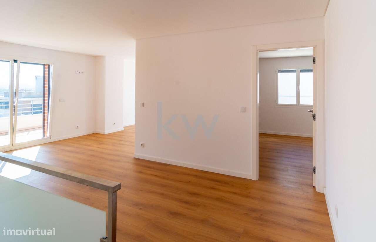 Luxo Raro nas Colinas do Cruzeiro – T3+1 com Mega Box e Terraço Privad-43