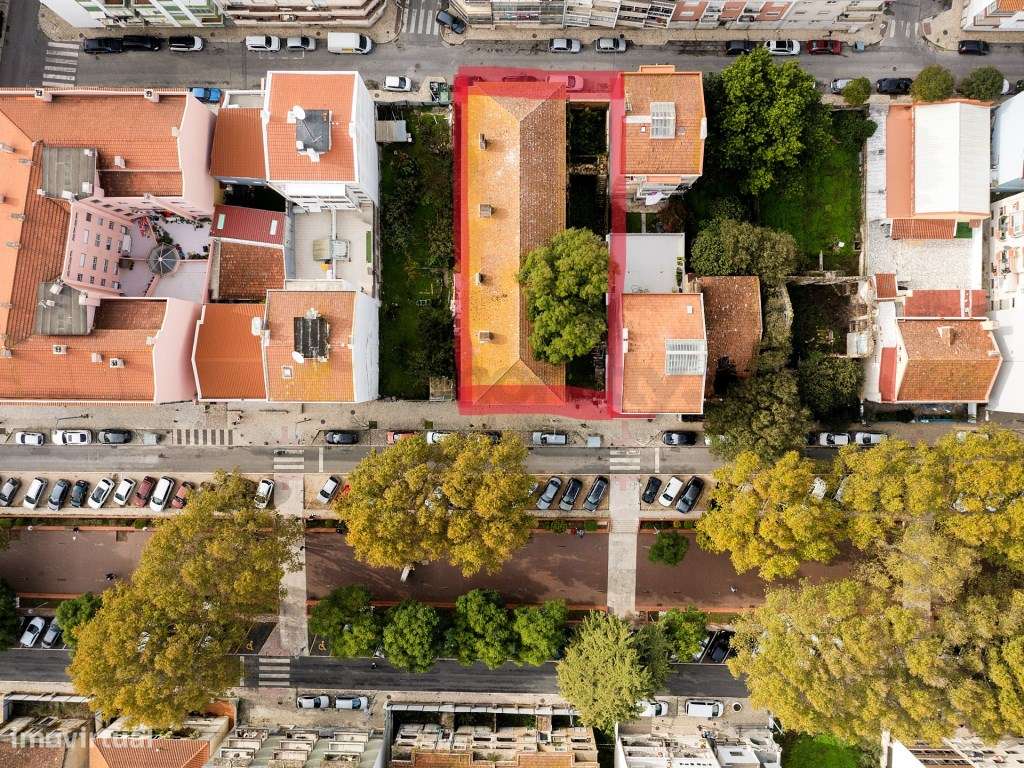 Prédio em Ruína em Pleno Coração de Queluz-0